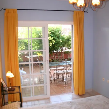 With One Bedroom In Arona, With Pool Access And Furnished Te アパート アロナ